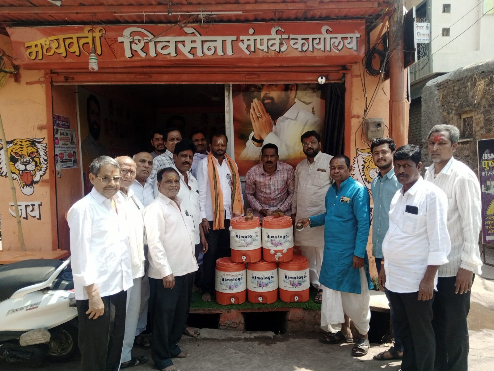 गुढीपाडव्याच्या निमित्ताने तुळजापूरात शिवसेनेकडून भक्तांसाठी पाणपोई; उन्हात भाविकांना दिलासा