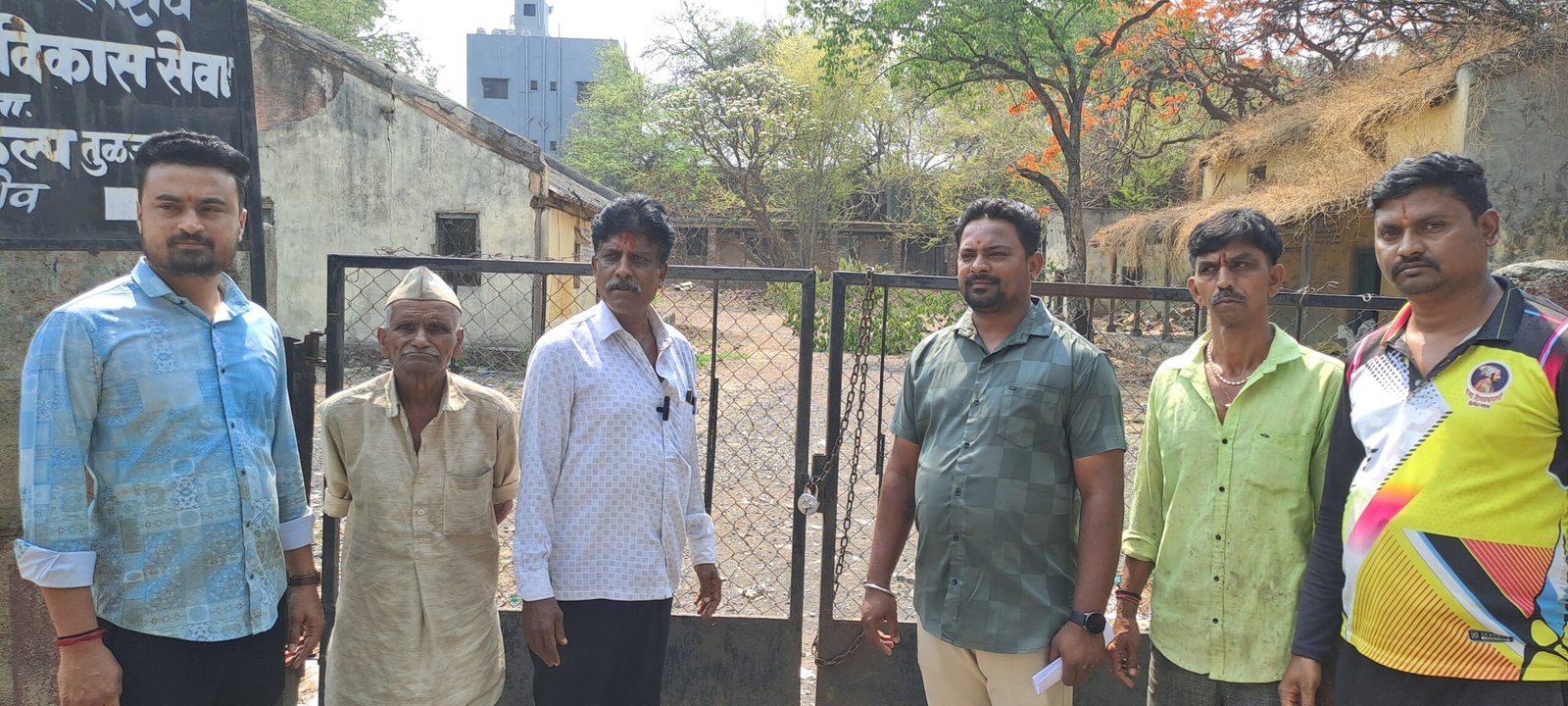 तुळजापूर तहसील कार्यालयाशेजारील पडीक सरकारी दवाखान्याच्या जागेवर पार्किंग व्यवस्था करण्याची मागणी; नागरिकांचे जिल्हा परिषद प्रशासनाला निवेदन