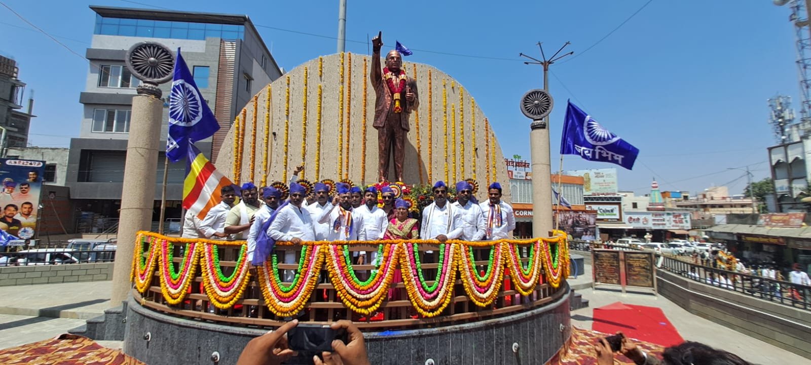 महामानव डॉ. बाबासाहेब आंबेडकर जयंतीनिमित्त तुळजापूरमध्ये अभिवादन; महाविकास आघाडीचे नगरसेवक व मान्यवरांची उपस्थिती