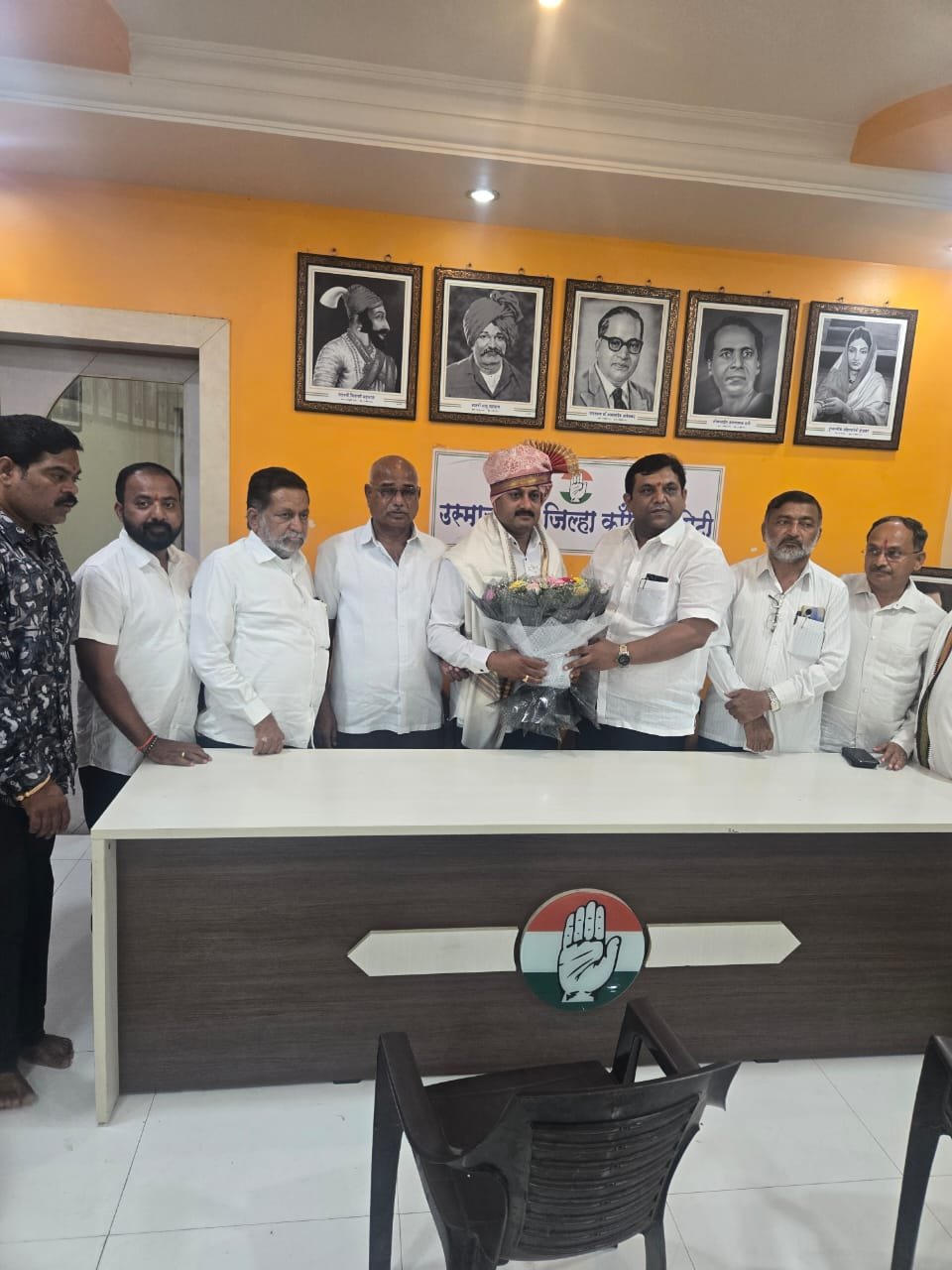 काँग्रेस धाराशिव जिल्हा अध्यक्ष यांचा सत्कार माजी काँग्रेस धाराशिव जिल्हाध्यक्ष धीरज पाटील तसेच तुळजापूर नगरपरिषद विरोधी पक्ष गटनेते अमोल कुतवळ यांच्या हस्ते सत्कार करण्यात आला