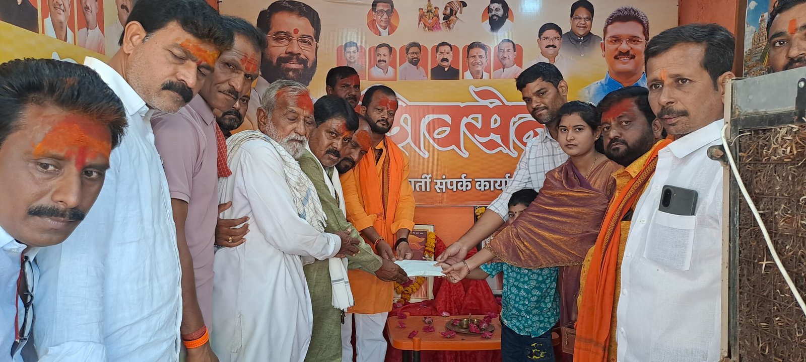 शिवसेनेच्या वर्धापन दिनी मानवतेचा वसा; बोन मॅरोग्रस्त चिमुकल्यासाठी शिवसेनेकडून २५ हजारांची मदत