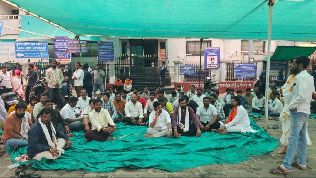 महाद्वार व्यापारी संघटनेचे नगरपरिषद विरोधात आंदोलन; व्यापाऱ्यांना तीन फूट फूटपाथ व पाच फूट सायवानची परवानगी देण्याची मागणी