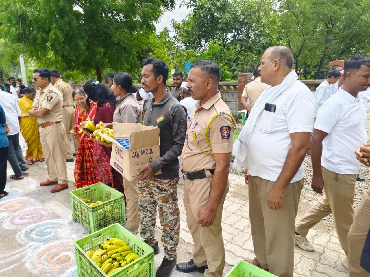 आषाढी वारीत वारकऱ्यांची सेवाभावाने सेवा; धाराशिव पोलीस मोटर परिवहन विभागाकडून केळी व पाणी बाटल्यांचे वाटप