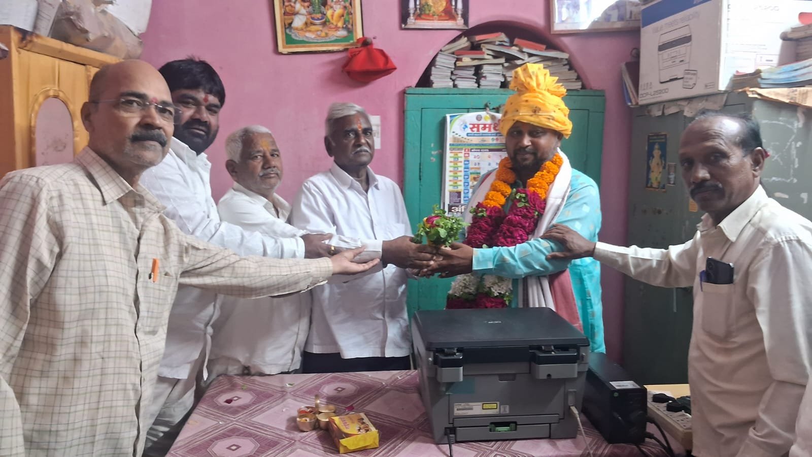 समता नागरी पतसंस्थेतर्फे रवींद्र इंगळे यांचा सत्कारस्वाभिमानी शेतकरी संघटनेच्या मराठवाडा विभाग प्रमुखपदी निवड झाल्याबद्दल गौरव; संचालक मंडळ व पदाधिकाऱ्यांची उपस्थिती